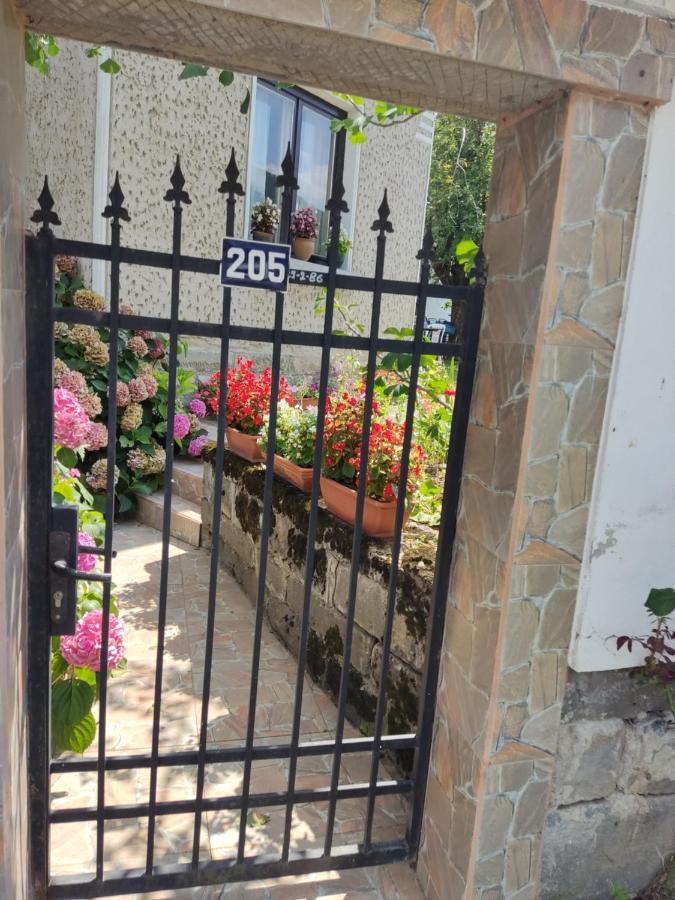 Къща За Гости Хайк Beli Osum Exterior photo